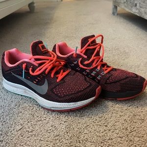 Women’s Nike sneakers/tennis shoes